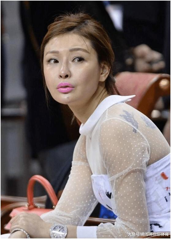 曾给易建联年薪2000万，身价40亿的“老板娘”，气场强大
