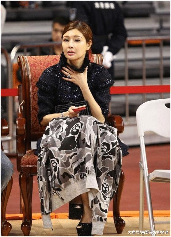 曾给易建联年薪2000万，身价40亿的“老板娘”，气场强大
