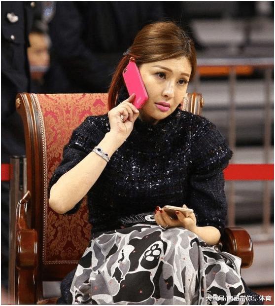 曾给易建联年薪2000万，身价40亿的“老板娘”，气场强大