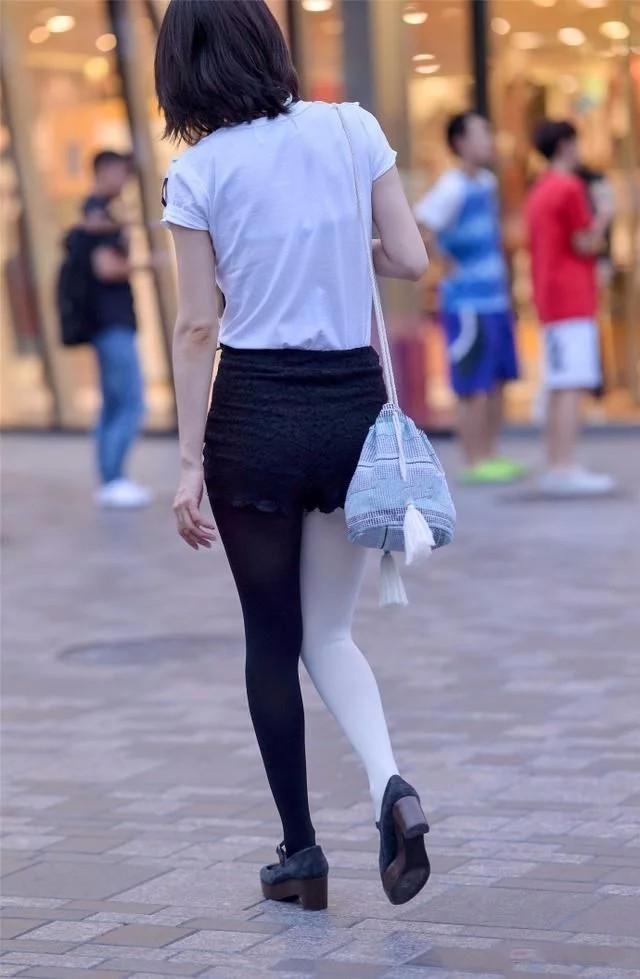 街拍美女:穿着特别有个性的打底裤,显得异常酷炫,你不妨试试!