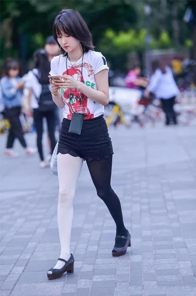 街拍美女:穿着特别有个性的打底裤,显得异常酷炫,你不妨试试!