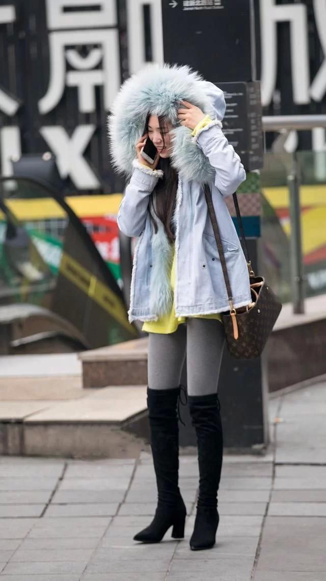 街拍美女:穿着特别有个性的打底裤,显得异常酷炫,你不妨试试!