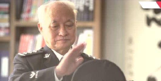 贼王张子强除了怕崩牙驹之外,最怕的就是他,他让张子强哑口无言