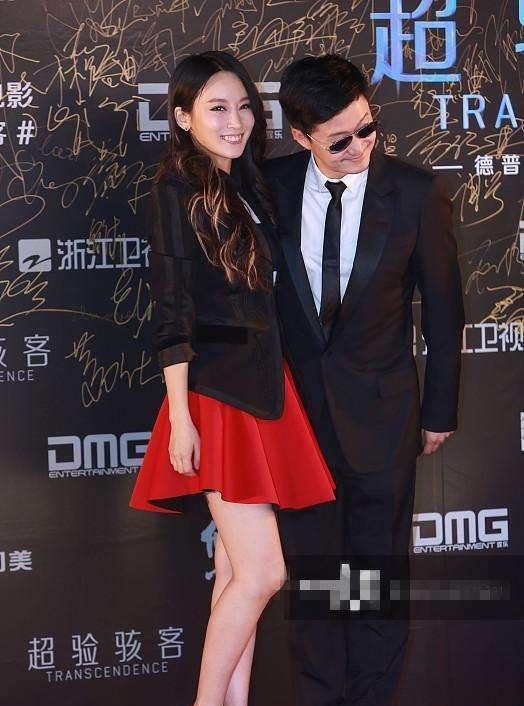 看到谢楠的长发照，让人心动，网友吴京真有福气！