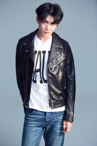 ​李昕哲换下职业套装 皮衣look痞气十足
