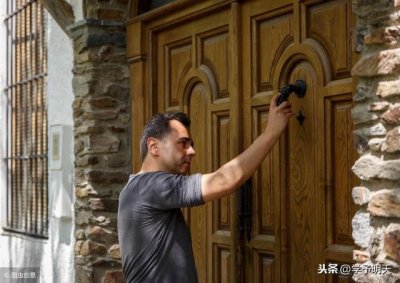 ​女性独自在家半夜有人敲门怎么办（小小年龄独自一人在家）