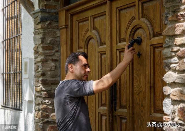女性独自在家半夜有人敲门怎么办（小小年龄独自一人在家）(1)