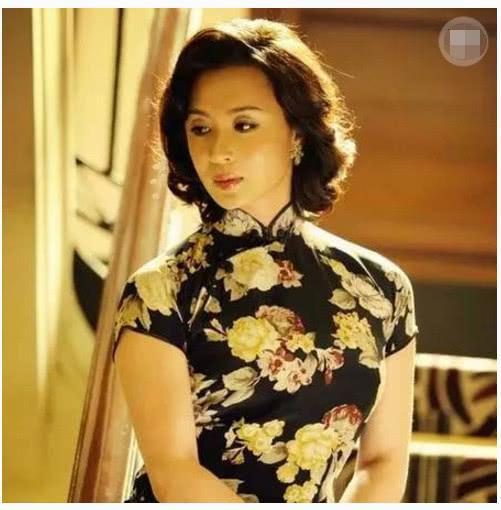 “她”是中国首位成功的变性人，如今穿搭更是霸气迷人