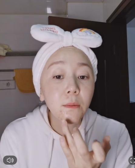 小秦氏王一楠素颜直播，满脸痘不遮掩，不忘与老公高鑫秀恩爱超甜