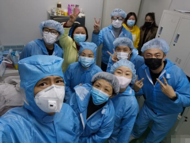 小秦氏王一楠素颜直播，满脸痘不遮掩，不忘与老公高鑫秀恩爱超甜