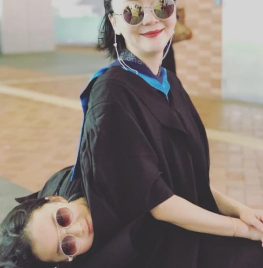 小秦氏王一楠素颜直播，满脸痘不遮掩，不忘与老公高鑫秀恩爱超甜