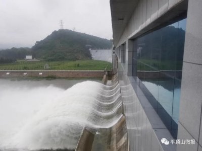 ​石漫滩水库大坝开闸泄洪