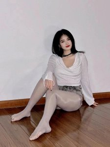 ​网图搬运，居家美女的丝袜美腿