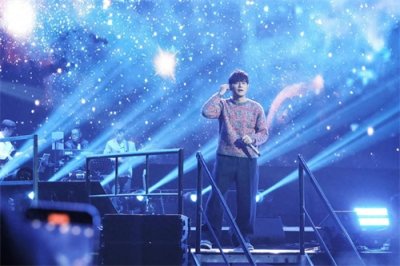 ​周杰伦伦敦演唱会，粉丝点歌环节搞事情，连点两首蔡依林的歌。