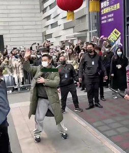 ​刘德华成都亮相：军大衣卫衣牛仔裤搭配功夫造型