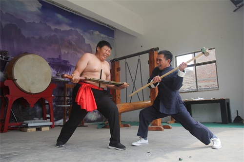 上百斤游锤猛撞裆部人没事儿,“铁裆功”真这么厉害?