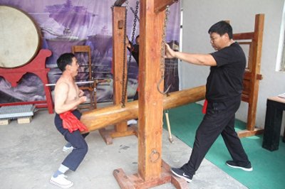 ​上百斤游锤猛撞裆部人没事儿，“铁裆功”真这么厉害？