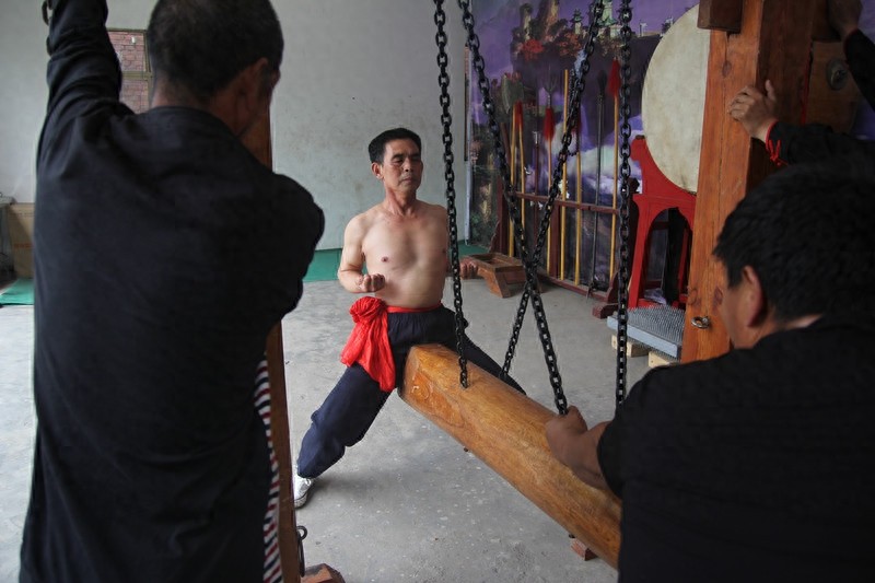 上百斤游锤猛撞裆部人没事儿,“铁裆功”真这么厉害?