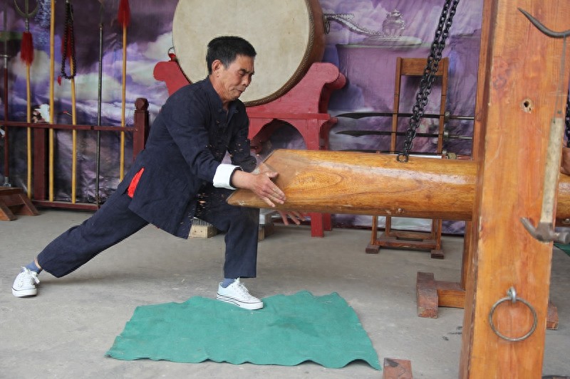 上百斤游锤猛撞裆部人没事儿,“铁裆功”真这么厉害?