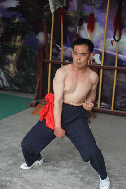 上百斤游锤猛撞裆部人没事儿,“铁裆功”真这么厉害?