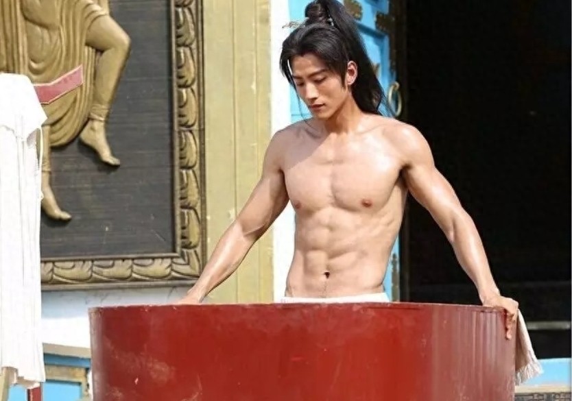 认真努力！出道十几年的张峻宁仍有八块腹肌，你们喜欢吗？