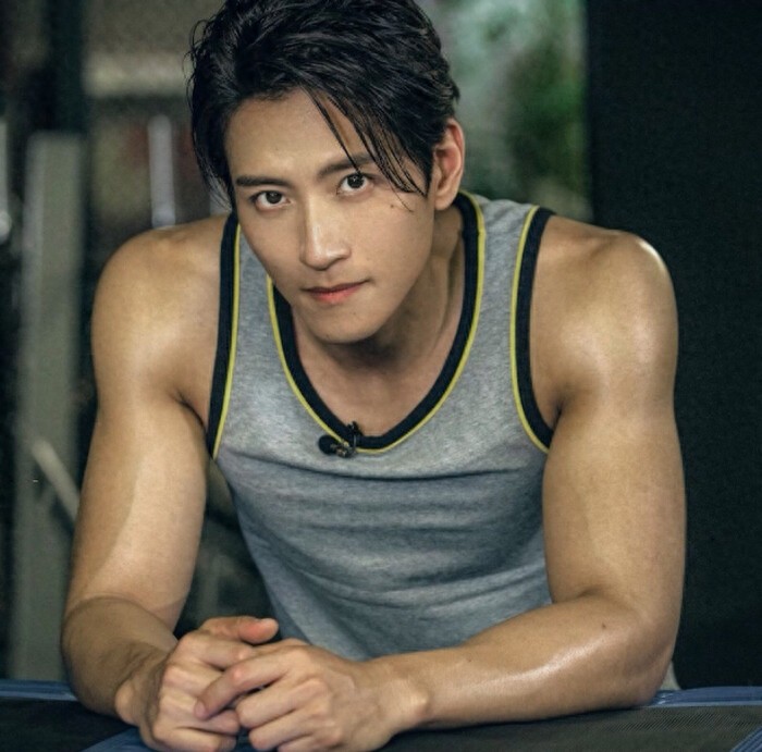 认真努力！出道十几年的张峻宁仍有八块腹肌，你们喜欢吗？