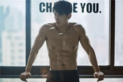 认真努力！出道十几年的张峻宁仍有八块腹肌，你们喜欢吗？