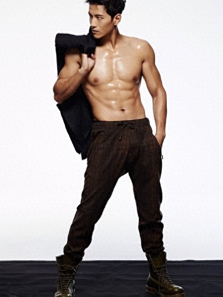 认真努力！出道十几年的张峻宁仍有八块腹肌，你们喜欢吗？