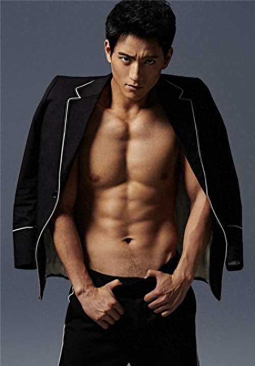 认真努力！出道十几年的张峻宁仍有八块腹肌，你们喜欢吗？