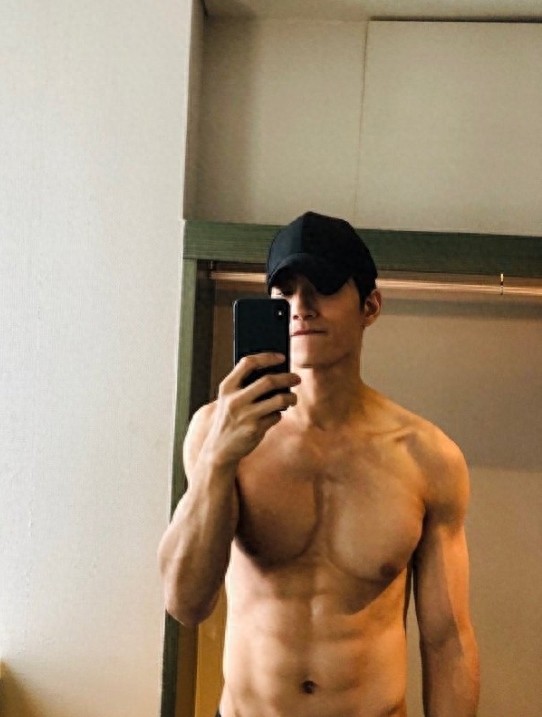 认真努力！出道十几年的张峻宁仍有八块腹肌，你们喜欢吗？