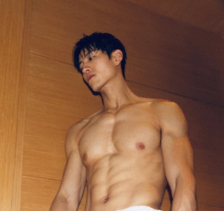 认真努力！出道十几年的张峻宁仍有八块腹肌，你们喜欢吗？