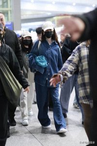 ​杨幂结束时装周行程 穿一身牛仔装抵达首都机场