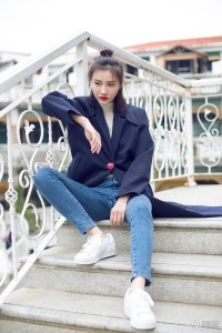 ​白柳汐化身灵动少女 轻装丸子头玩转街拍