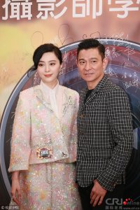 ​男神女神同框！范冰冰与刘德华获奖捧杯合影