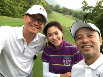 ​秀恩爱却像父女 51岁李克勤胡子花白显老态