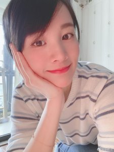 ​章龄之晒淡妆自拍气色好 对镜托腮浅笑似邻家女孩