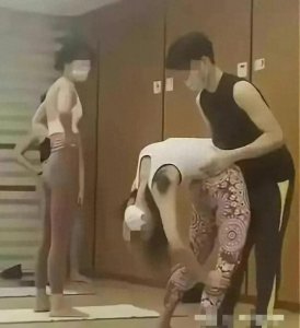 ​瑜伽教练与女学员身体接触引争议：专业指导还是越线行为？
