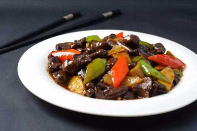 ​做法简单的红蘑土豆片，咸鲜滑软，营养丰富，开胃又下饭