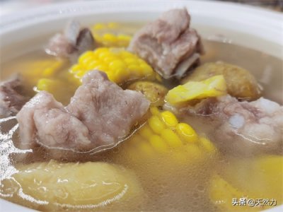 ​用玉米板栗排骨来煲汤，做法超简单，味道鲜美，营养丰富，超美味