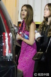 ​“隐形女”杰西卡阿尔芭深粉裙美艳动人 边走边嚼口香糖一脸轻松惬意