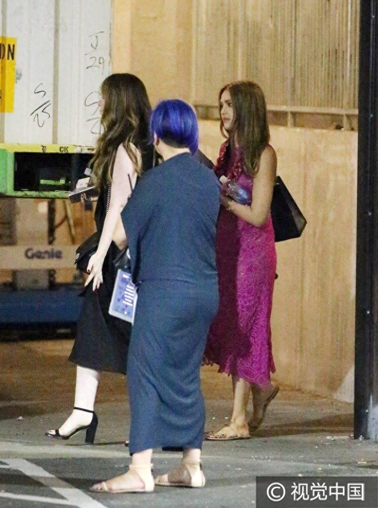 “隐形女”杰西卡阿尔芭深粉裙美艳动人 边走边嚼口香糖一脸轻松惬意