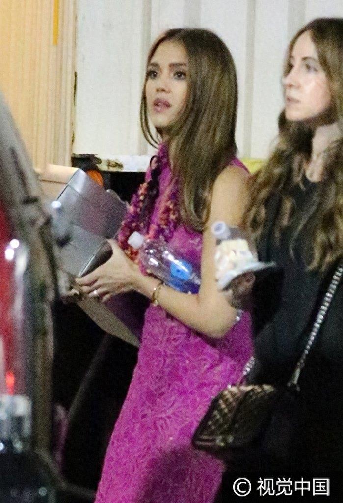 “隐形女”杰西卡阿尔芭深粉裙美艳动人 边走边嚼口香糖一脸轻松惬意